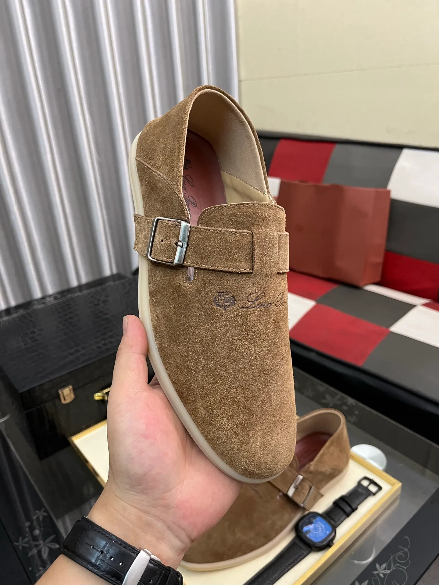 Men's men's shoes 💰458⌚️⌚️ Loro Piana's classic hot model lp top version of Pili casual shoes. It turns out that these are the casual shoes that are said to be able to walk 20,000 steps without getting tired. This pair has both good looks and feel. You will be completely lost as soon as you put it on. The minimalist design is eye-catching and durable, and it is a bonus for dressing. The soft feeling on the feet has outstanding texture, and it is very nice without abrasion on the feet. The soft and waxy soles make it easy to wear for daily use for a long time. Who can resist a pair of versatile and good-looking loafers? Don't be too elegant at all, the feel and texture of the feet are good, the key is to make the legs look longer and not tire the feet, the main thing is that it is just right!        Material: Original cowhide Lining: Original sheepskin Outsole: Original sole Size: 38-44